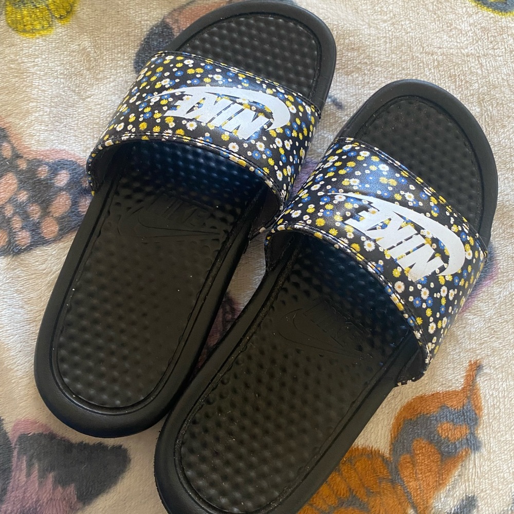 NIKE SLIDES